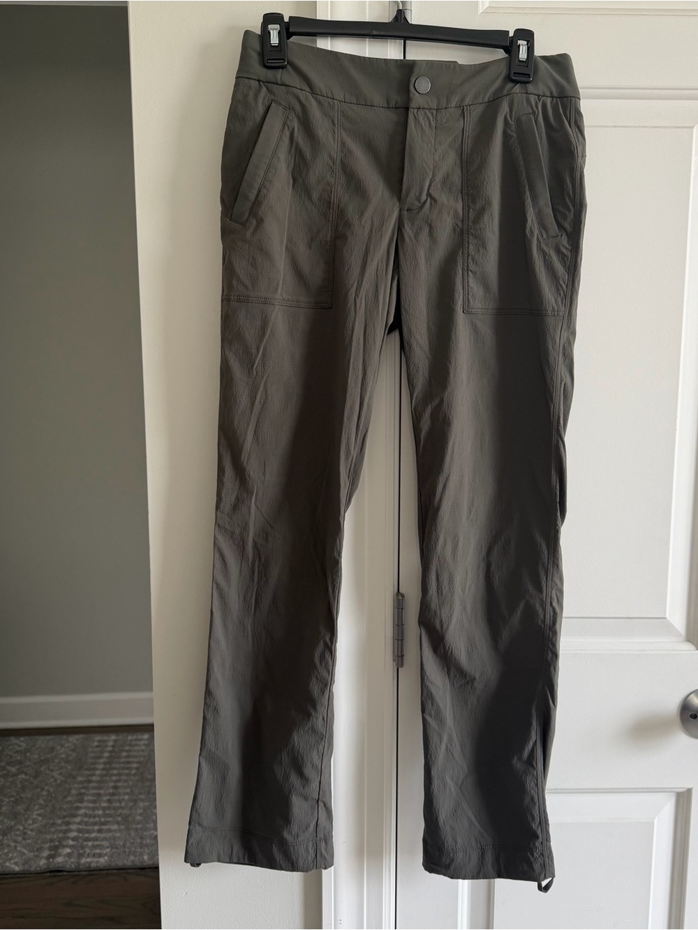 Athleta Straight Leg Pant Trekkie Olive Green Hiking Travel Size 4 Outdoors